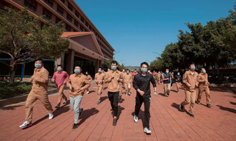 組織“跑在陽光下，跑進(jìn)健康里”體育活動